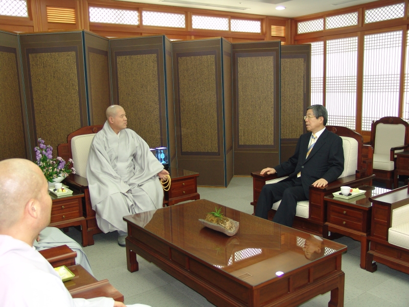 2010.12.20_김희옥 총장 내정자 예방 (13)